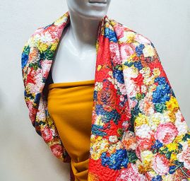 Pletenina s plastickou strukturou piké květy červená