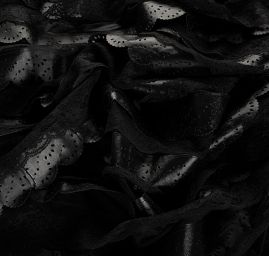 Tyl doplněný krajkovou imitací koženky a volánky