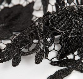 Efektní hrubá krajka květinový motiv černá