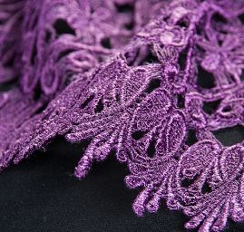 Efektní hrubá krajka ornament fialová