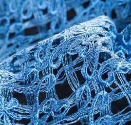 Efektní hrubá krajka ornament modrá