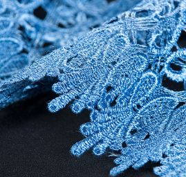 Efektní hrubá krajka ornament modrá