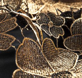 Efektní hrubá krajka metalický tisk zlatočerná