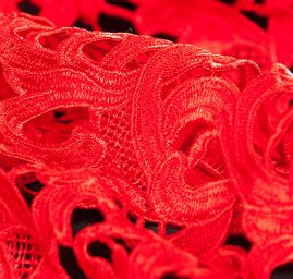 Efektní hrubá krajka květ/ornament červená