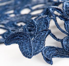 Efektní hrubá krajka květ/ornament tm.modrá