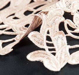 Efektní hrubá krajka květ/ornament béžová