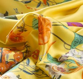 Hedvábný atlas květinový vzor jasně žlutý