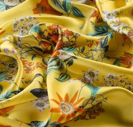 Hedvábný atlas květinový vzor jasně žlutý