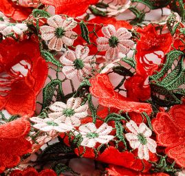 Hrubá krajka plastický květ červenozelená