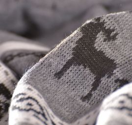 Úplet imitujúce nórsky vzor motív jeleňov sivý