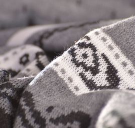 Úplet imitujúce nórsky vzor motív jeleňov sivý