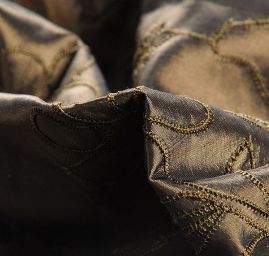 Vyšívaný taft jemný květinový motiv olivový