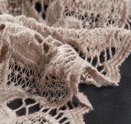 Krajka vzorový tyl s bordurou hrubé krajky šedá