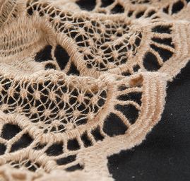 Krajka vzorový tyl s bordurou hrubé krajky tělová