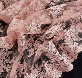 Krajka na vzorovém tylu květy pudrová starorůžová II.jakost