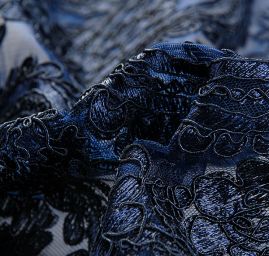 Krajka bordurová na tylu květy/ornament tm.modrá