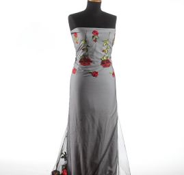 Krajka výšivka na tylu červené růže na černém tylu