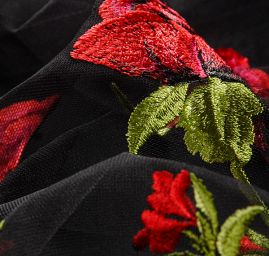 Krajka výšivka na tylu červené růže na černém tylu