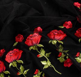 Krajka výšivka na tylu červené růže na černém tylu