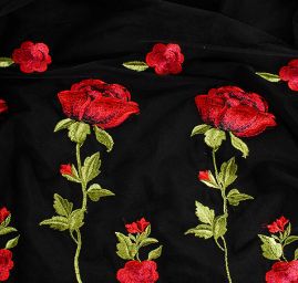 Krajka výšivka na tylu červené růže na černém tylu