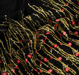 Tyl s výšivkou květů