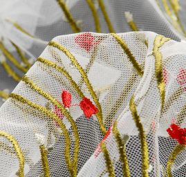 Tyl s výšivkou květů červenorůžových bílý