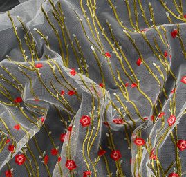 Tyl s výšivkou květů červenorůžových bílý