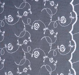 Krajka romantická výšivka na tylu bílá