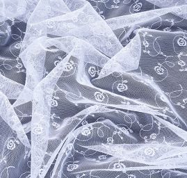 Krajka romantická výšivka na tylu bílá