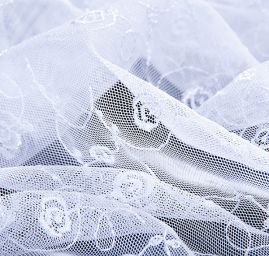 Krajka romantická výšivka na tylu bílá