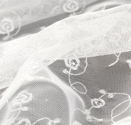 Krajka romantická výšivka na tylu bílá