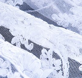 Krajka výšivka na tylu květinový motiv bílá