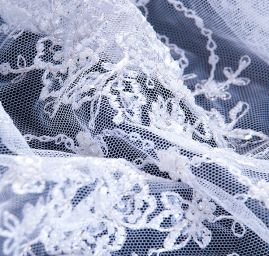 Krajka výšivka na tylu s korálky a rokajlem