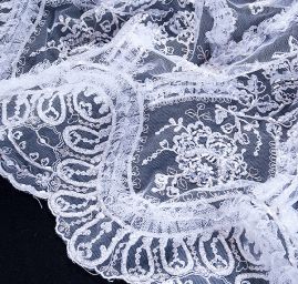 Krajka výšivka na tylu s korálky a rokajlem