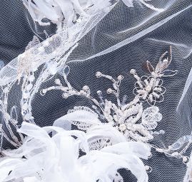 Krajka vyšívaný tyl se stužkovou aplikací/korálky/flitry