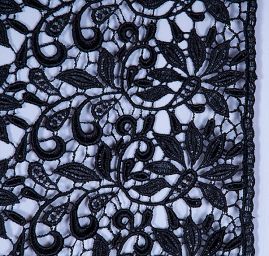 Efektní hrubá krajka květinový vzor v černé barvě