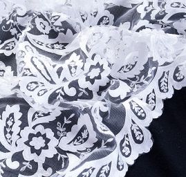 Efektní krajka vyšívaný tyl v barvě slonové kosti