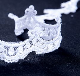 Efektní krajka lem s flitry/korálky/rokajlem bílá