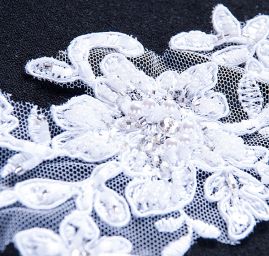 Efektní krajková aplikace s korálky a flitry bílá L+P