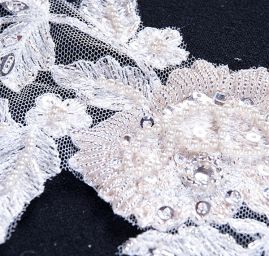 Krajková apliace L+P korálky/flitry/rokajl smetanová