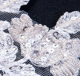 Krajková apliace L+P korálky/flitry/rokajl smetanová