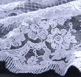 Krajka romantická výšivka na tylu bílá