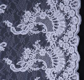 Krajka romantická výšivka na tylu bílá