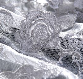 Efektní bordurová krajka výšivka na tylu stříbrná