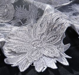 Efektní bordurová krajka výšivka na tylu stříbrná