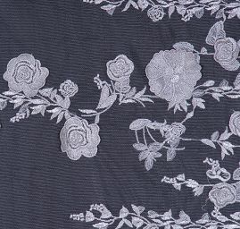 Efektní bordurová krajka výšivka na tylu stříbrná