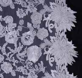 Efektní bordurová krajka výšivka na tylu stříbrná