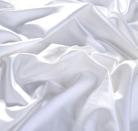 Efektní pevnější bílý satén