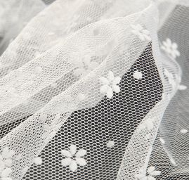 Tyl šatový sametový flock puntík/květy slon. kost