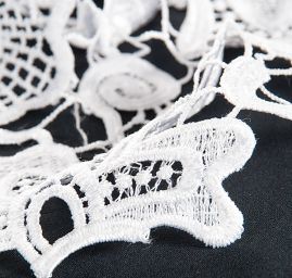 Efektní hrubá krajka motiv květy bílá